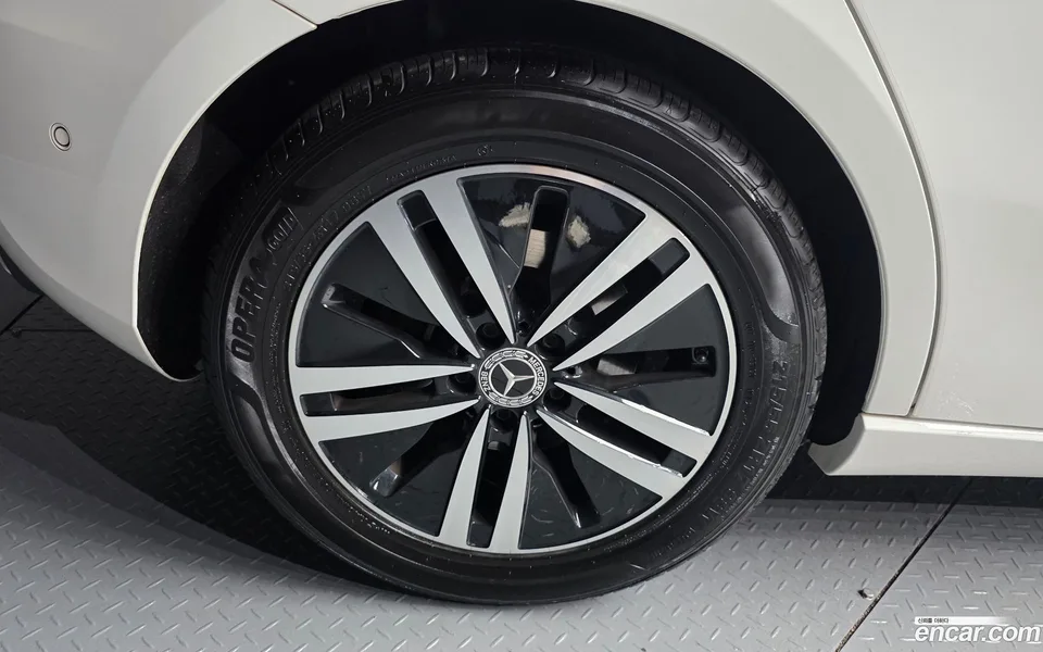 Mercedes-Benz A-Class A220 2022 — thumbnail 2