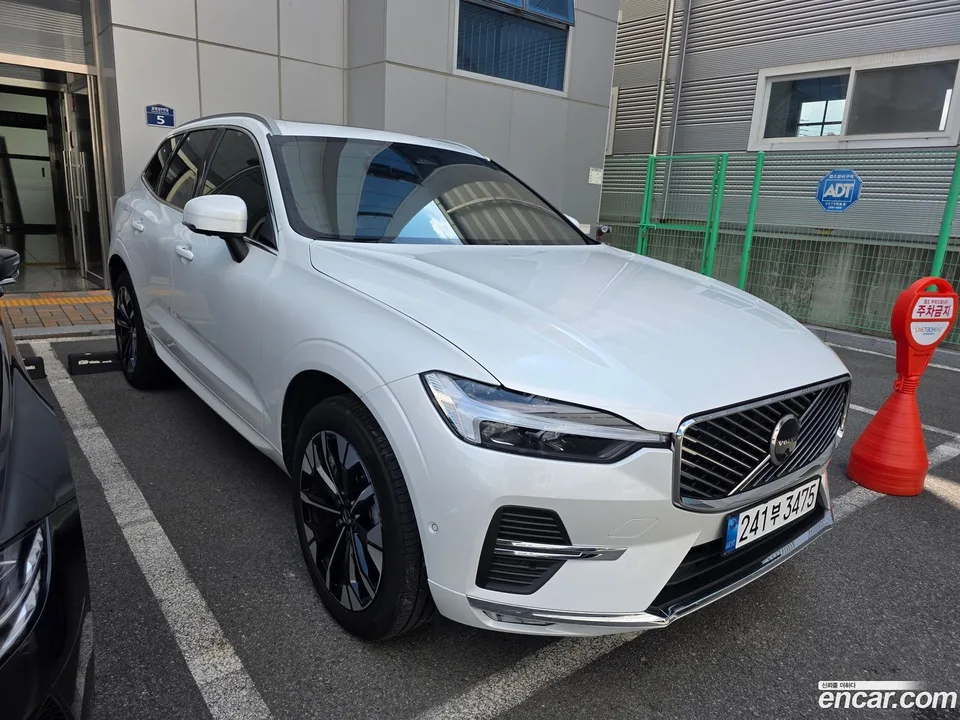 Volvo XC60 B5 2025 — photo 1, buy with delivery to Moscow