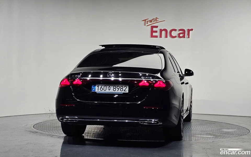 Mercedes-Benz E-Class E300 4MATIC 2024 — thumbnail 2