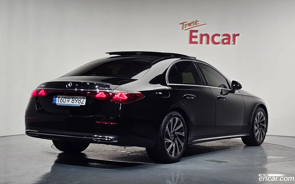 Mercedes-Benz E-Class E300 4MATIC 2024 — thumbnail 3