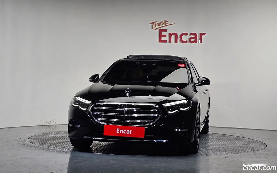 Mercedes-Benz E-Class E300 4MATIC 2024 — thumbnail 4