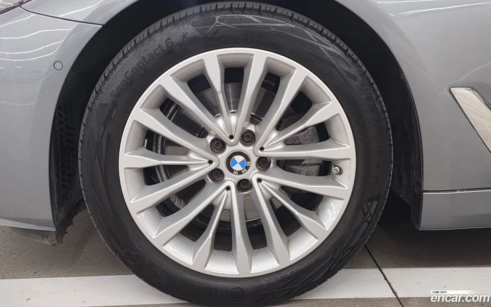 BMW 5 Series 520i 2023 — thumbnail 2