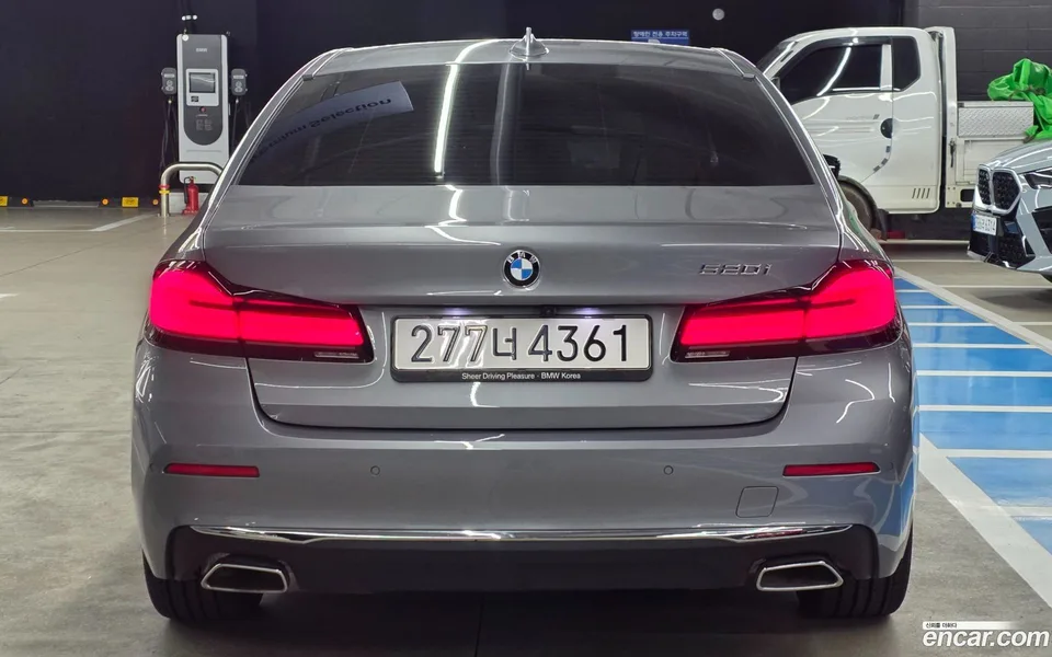 BMW 5 Series 520i 2023 — thumbnail 4