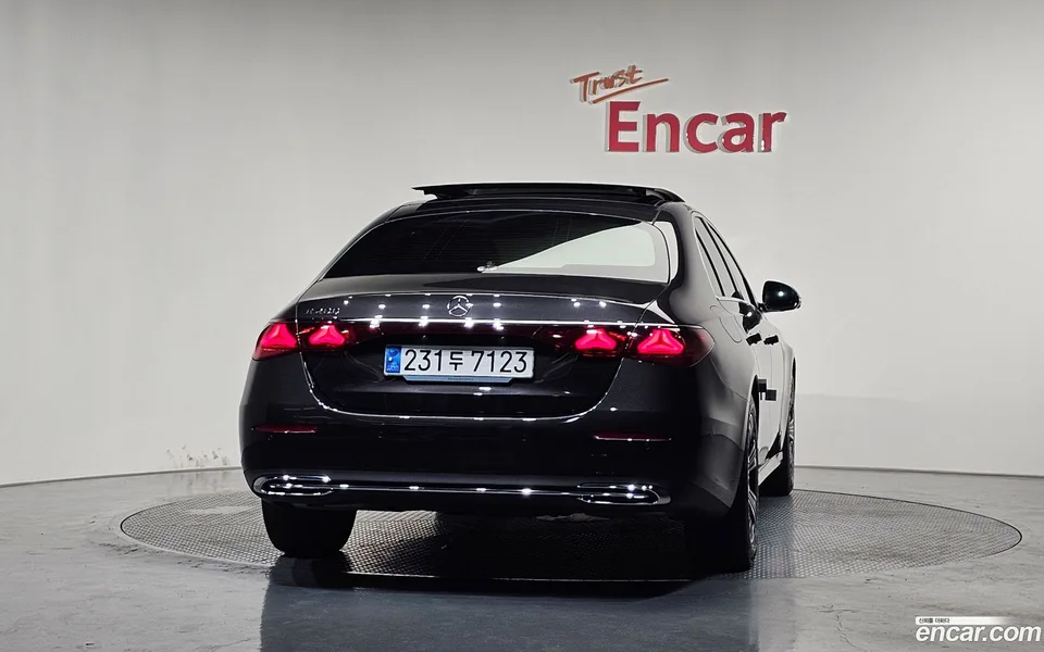 Mercedes-Benz E-Class E200 2024 — thumbnail 4
