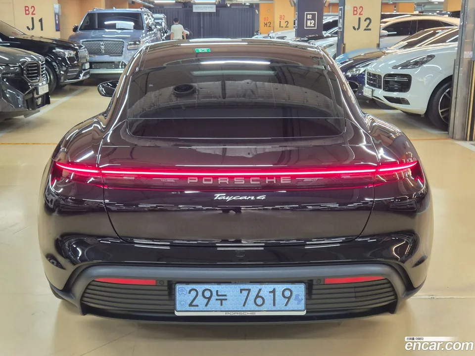 Porsche Taycan 4 2025 — thumbnail 4