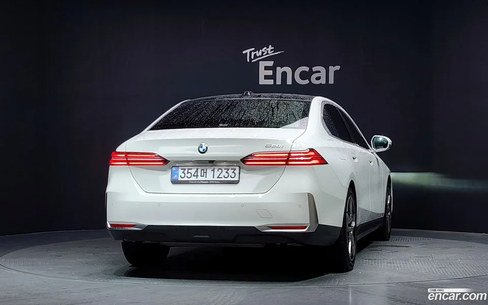 BMW 5 Series 520i 2025 — thumbnail 4