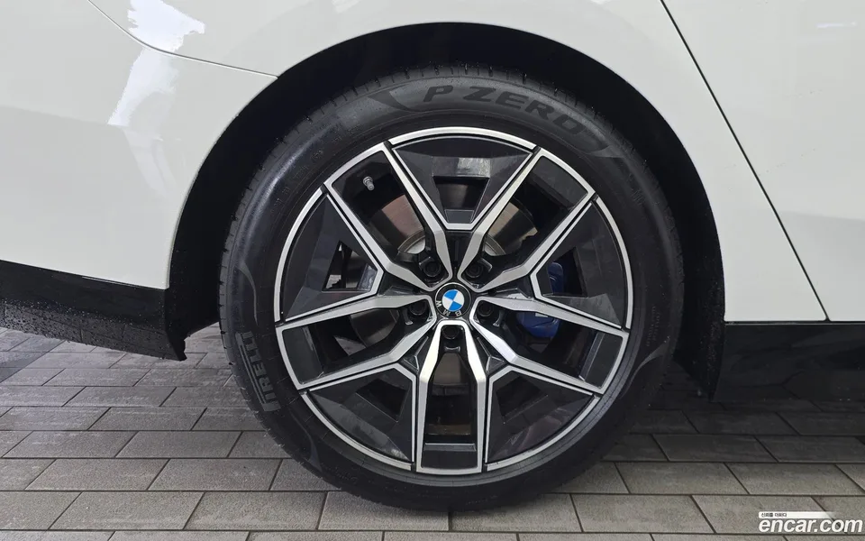 BMW 5 Series 520i M 2025 — thumbnail 2