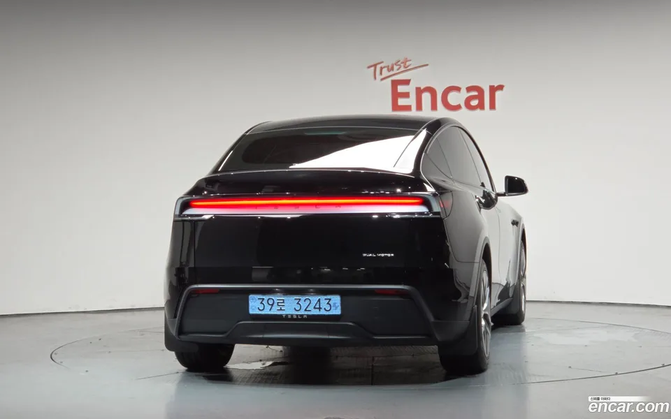 Tesla Model Y AWD 2025 — thumbnail 4