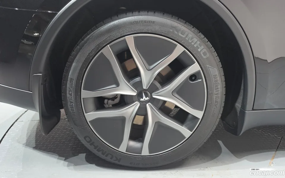 Tesla Model Y AWD 2025 — thumbnail 5