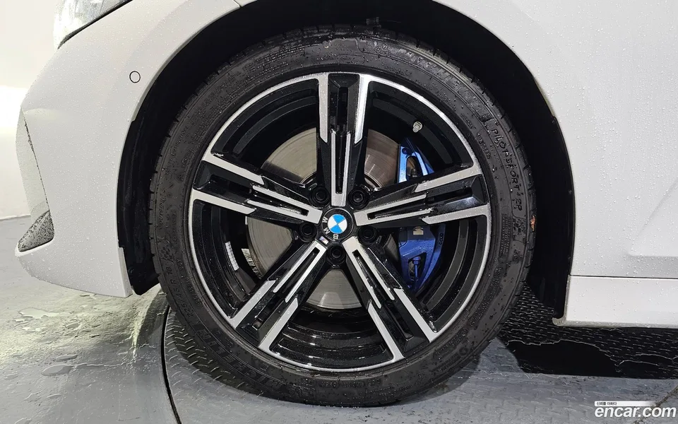 BMW 3 Series 320i M 2025 — thumbnail 2
