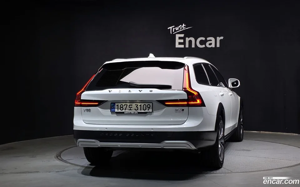Volvo V90 Cross Country B5 AWD 2023 — thumbnail 4