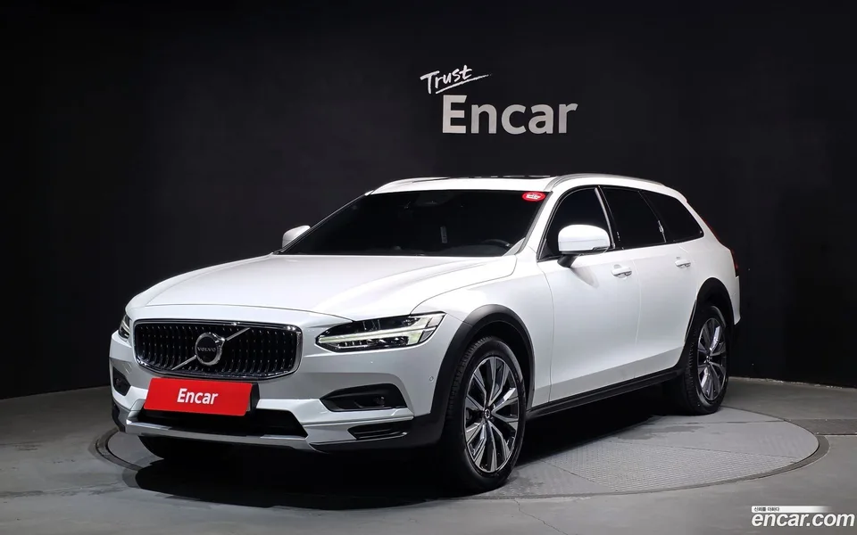 Volvo V90 Cross Country B5 AWD 2023 — photo 1, buy with delivery to Moscow
