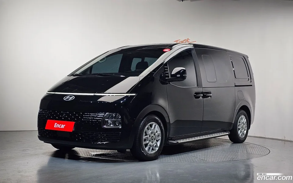 Hyundai Staria 5 2025 — photo 1, buy with delivery to Moscow
