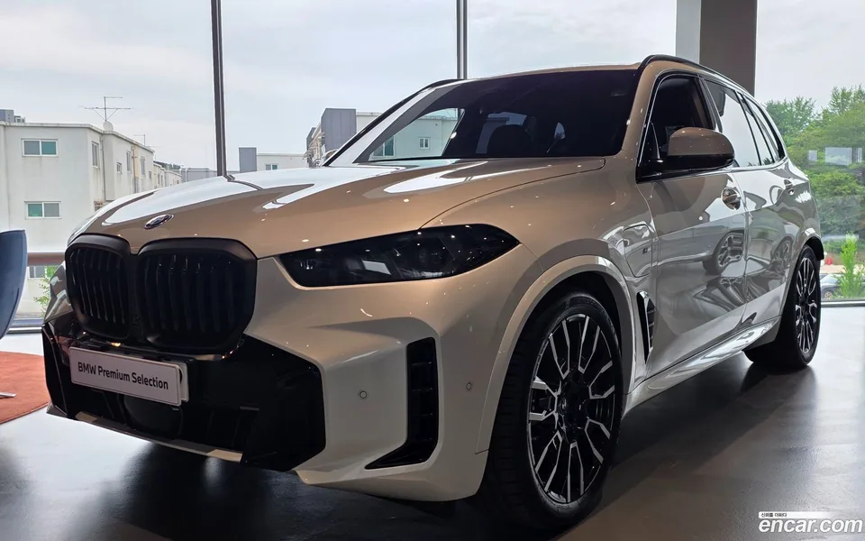 BMW X5 xDrive 50e M 2025 — photo 1, buy with delivery to Moscow