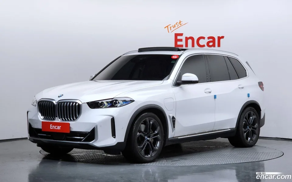BMW X5 xDrive 50e xLine 2023 — фото 1, купить с доставкой в Москву