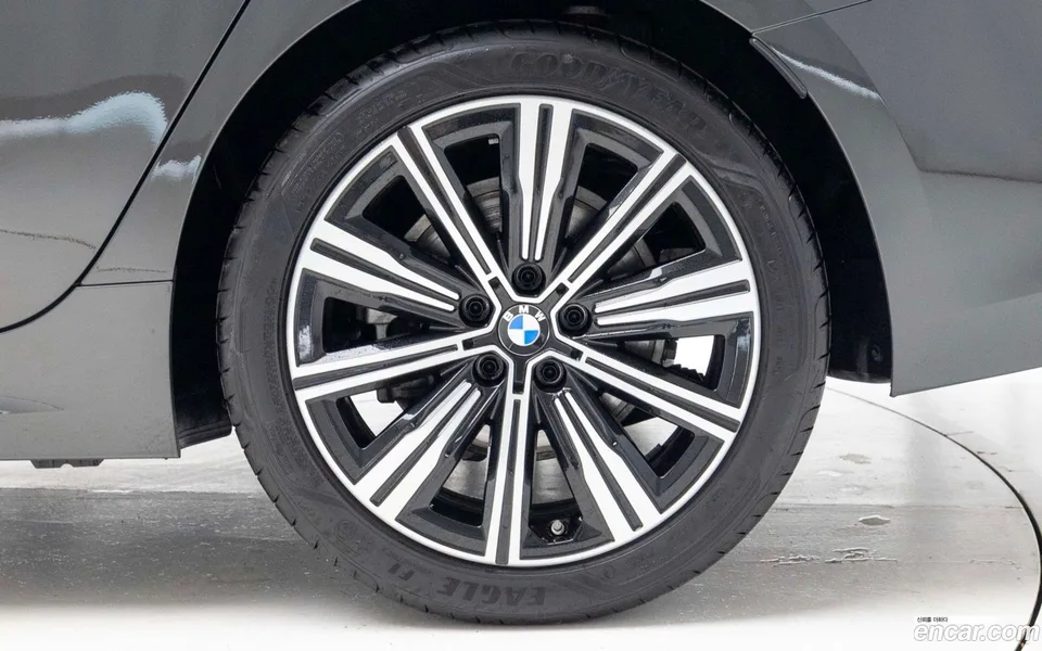 BMW 3 Series 320i 2025 — thumbnail 2