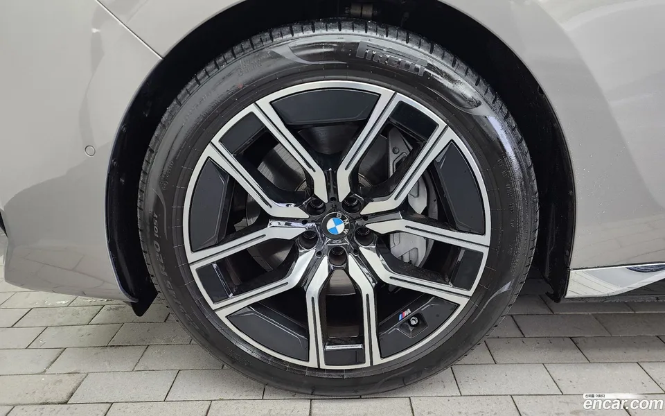 BMW 7 Series 740i sDrive M 2023 — thumbnail 2