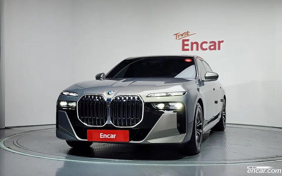 BMW 7 Series 740i sDrive M 2023 — thumbnail 3