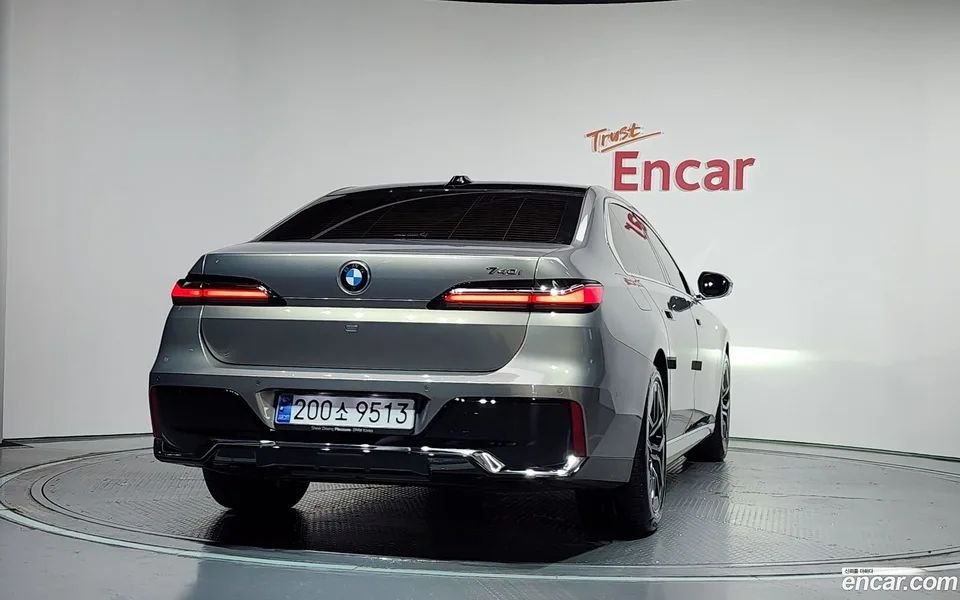 BMW 7 Series 740i sDrive M 2023 — thumbnail 4