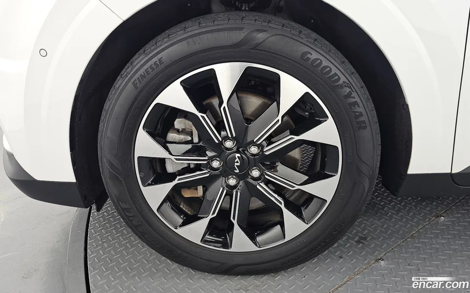 Kia Carnival 7 2023 — thumbnail 5
