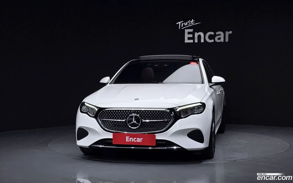 Mercedes-Benz E-Class E200 2024 — thumbnail 3
