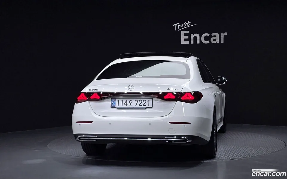 Mercedes-Benz E-Class E200 2024 — thumbnail 4