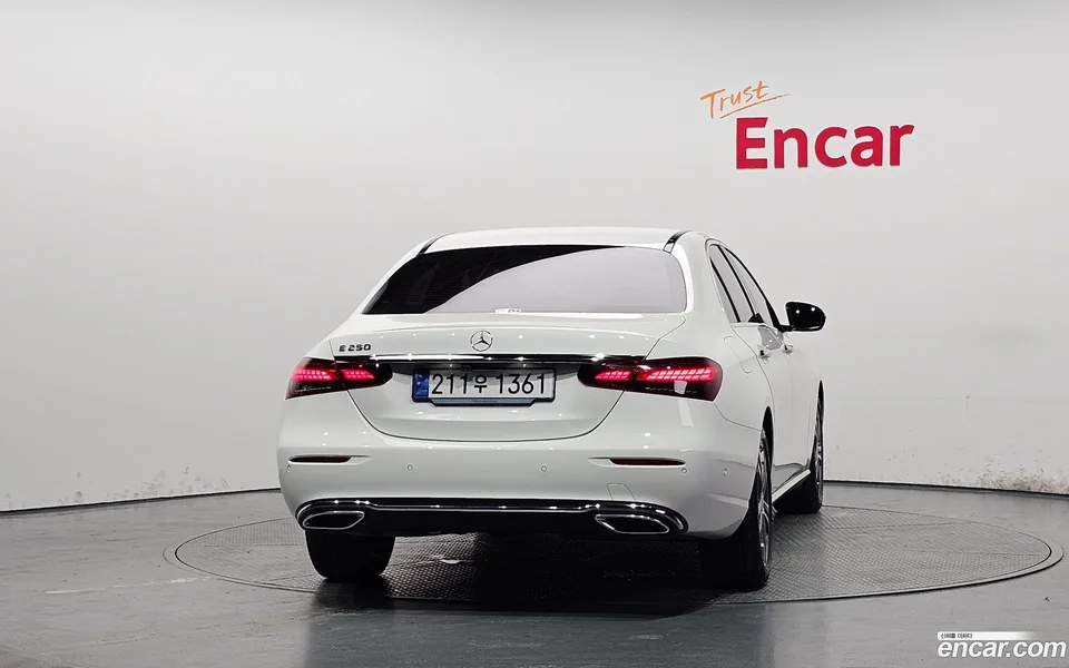 Mercedes-Benz E-Class E250 2023 — thumbnail 4