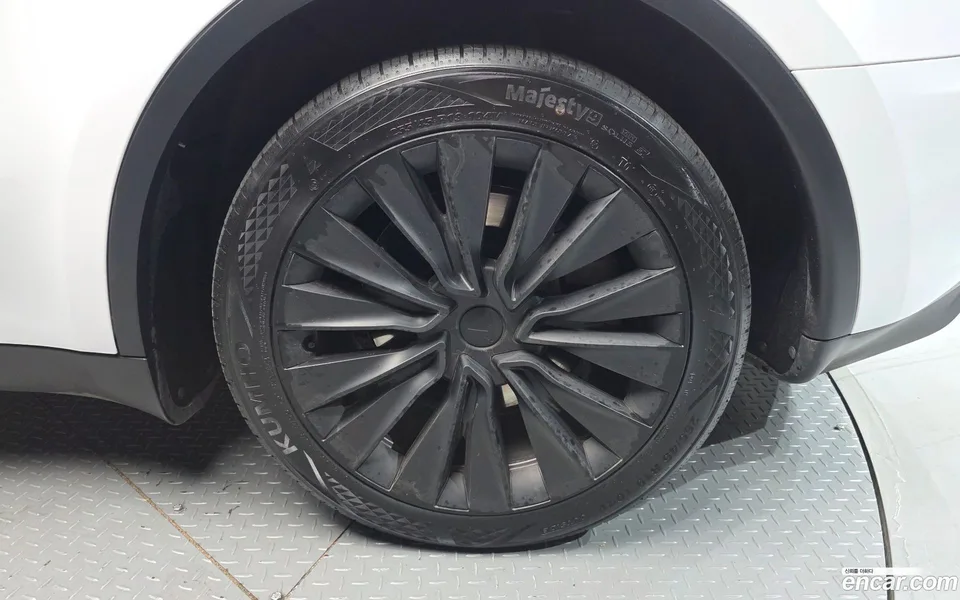 Tesla Model Y RWD 2024 — thumbnail 2