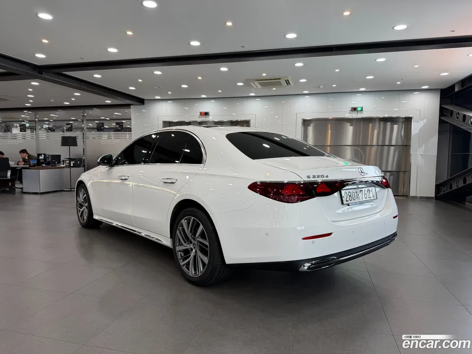 Mercedes-Benz E-Class E220d 4MATIC 2024 — thumbnail 3