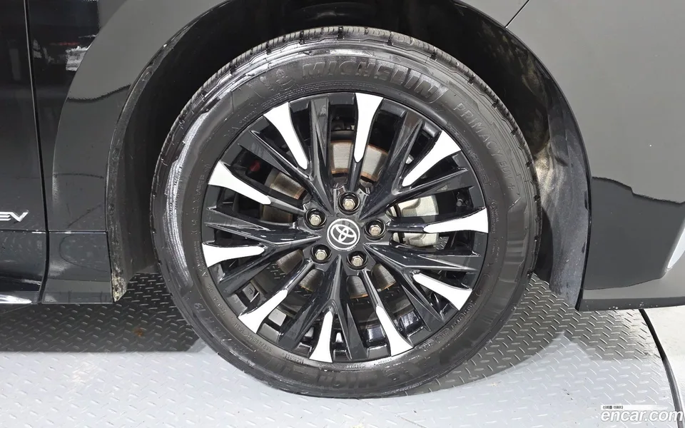 Toyota Alphard 2.5 HEV AWD 2025 — thumbnail 2