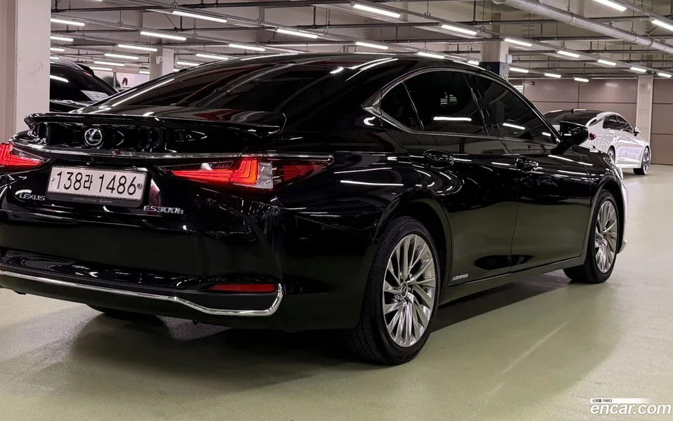 Lexus ES 300h 2022 — thumbnail 4