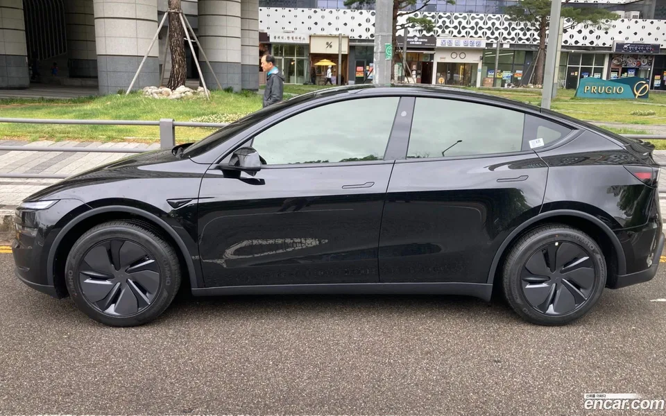 Tesla Model Y RWD 2026 — thumbnail 4