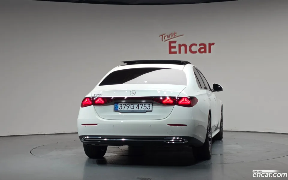 Mercedes-Benz E-Class E200 2024 — thumbnail 4