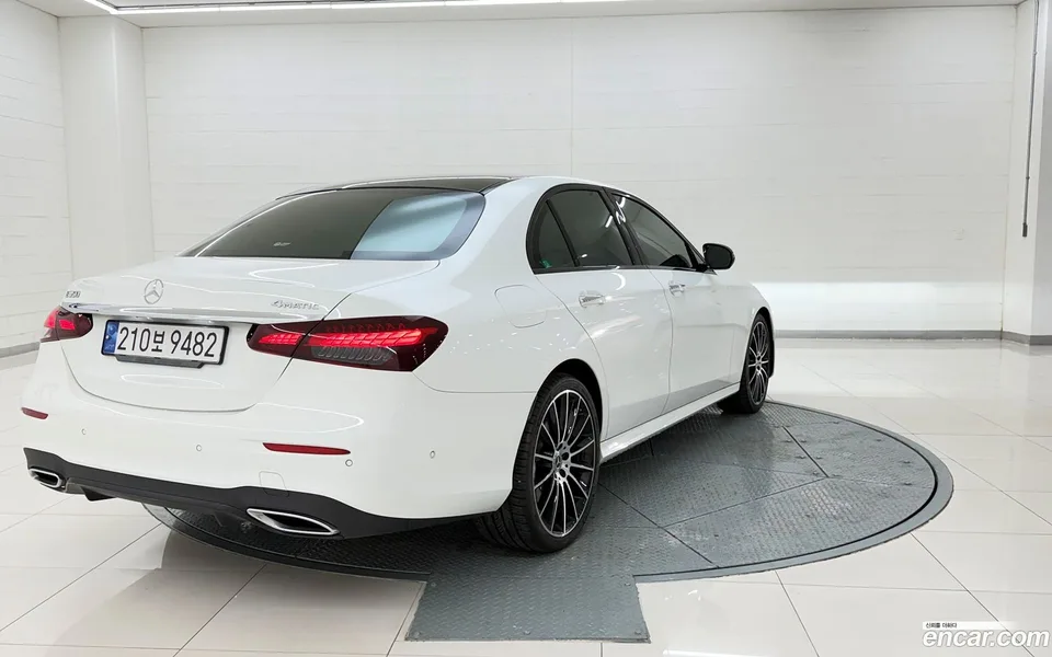 Mercedes-Benz E-Class E350 4MATIC AMG Line 2022 — thumbnail 2