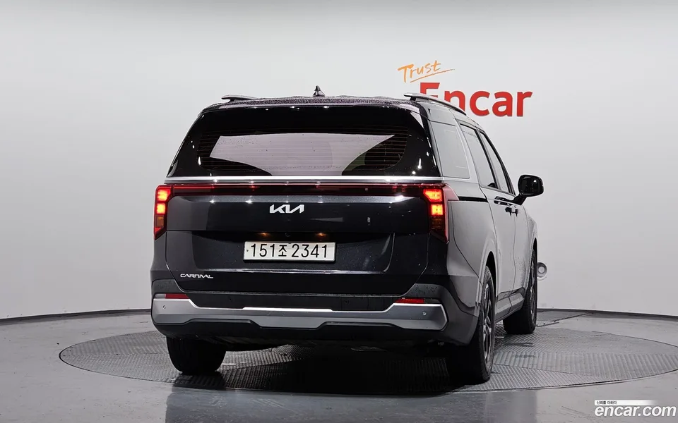 Kia Carnival 9 2023 — thumbnail 4