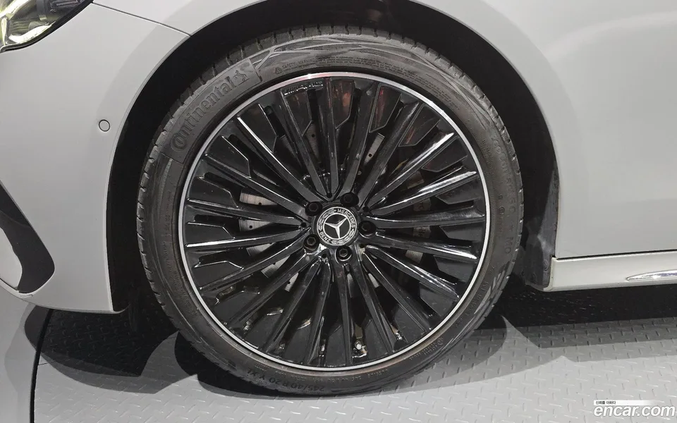 Mercedes-Benz E-Class E300 4MATIC AMG Line 2024 — thumbnail 2