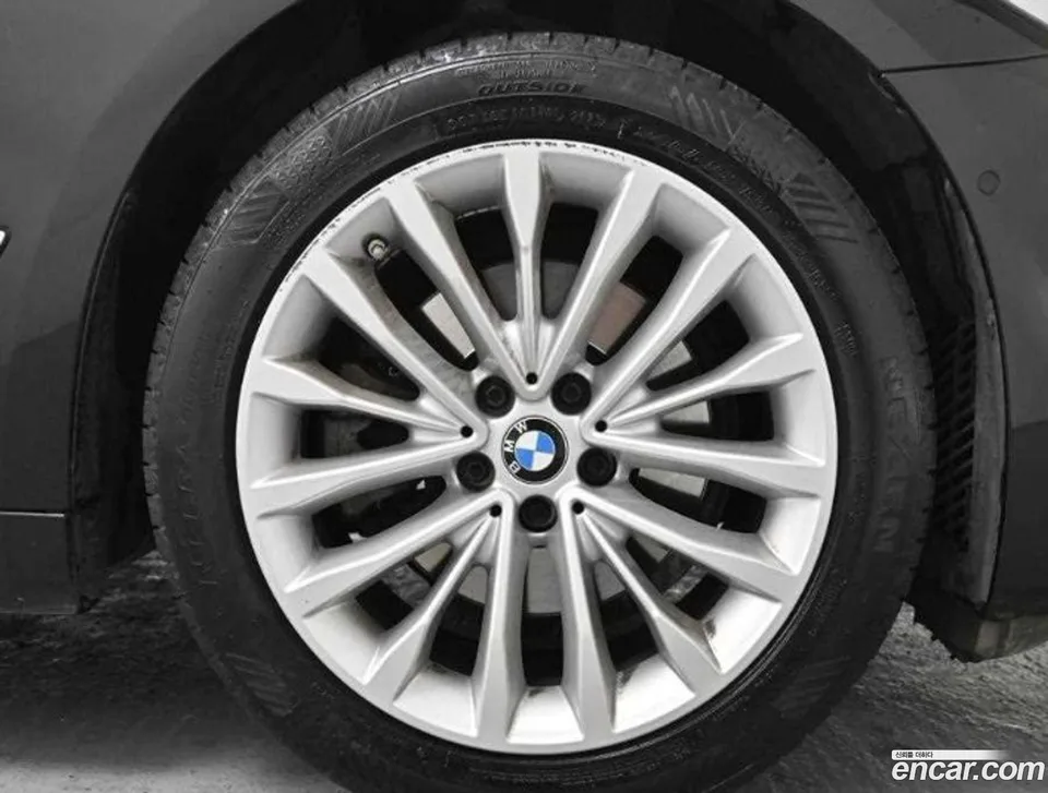BMW 5 Series 523d 2023 — thumbnail 2