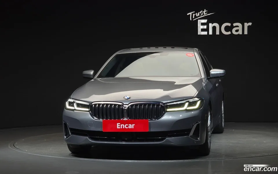BMW 5 Series 520i 2023 — thumbnail 3