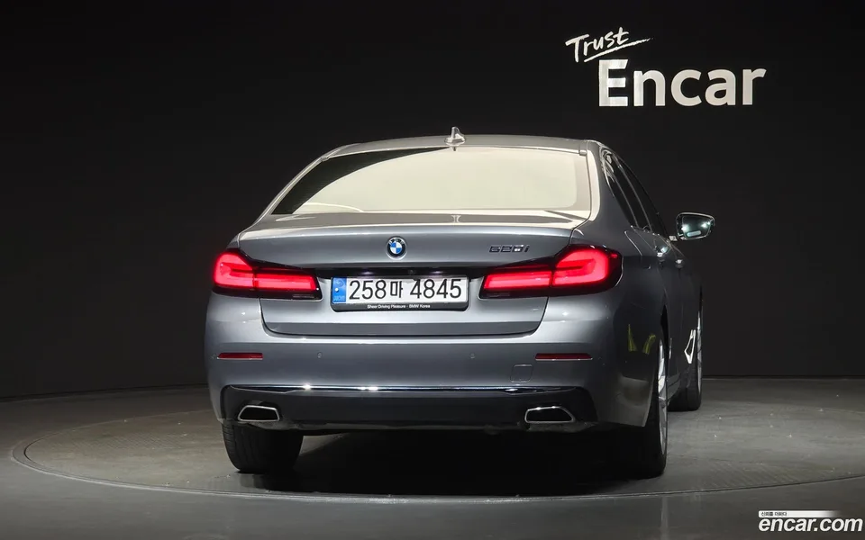 BMW 5 Series 520i 2023 — thumbnail 4