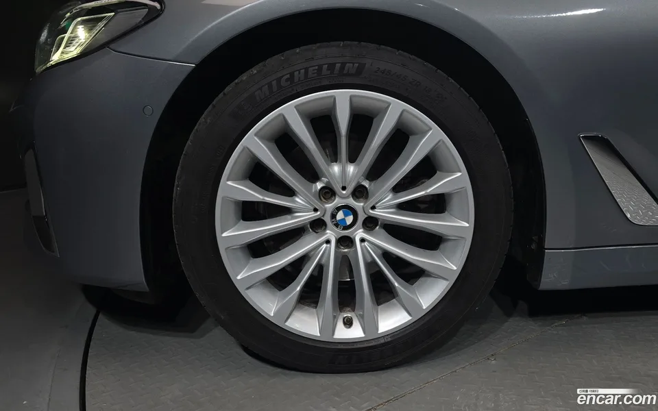 BMW 5 Series 520i 2023 — thumbnail 5