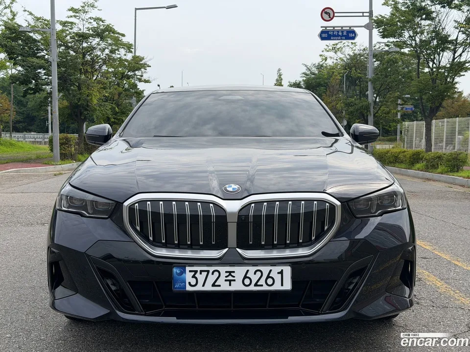 BMW 5 Series 520i M 2024 — thumbnail 3