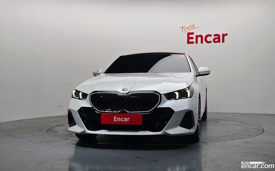 BMW 5 Series 520i 2025 — thumbnail 3