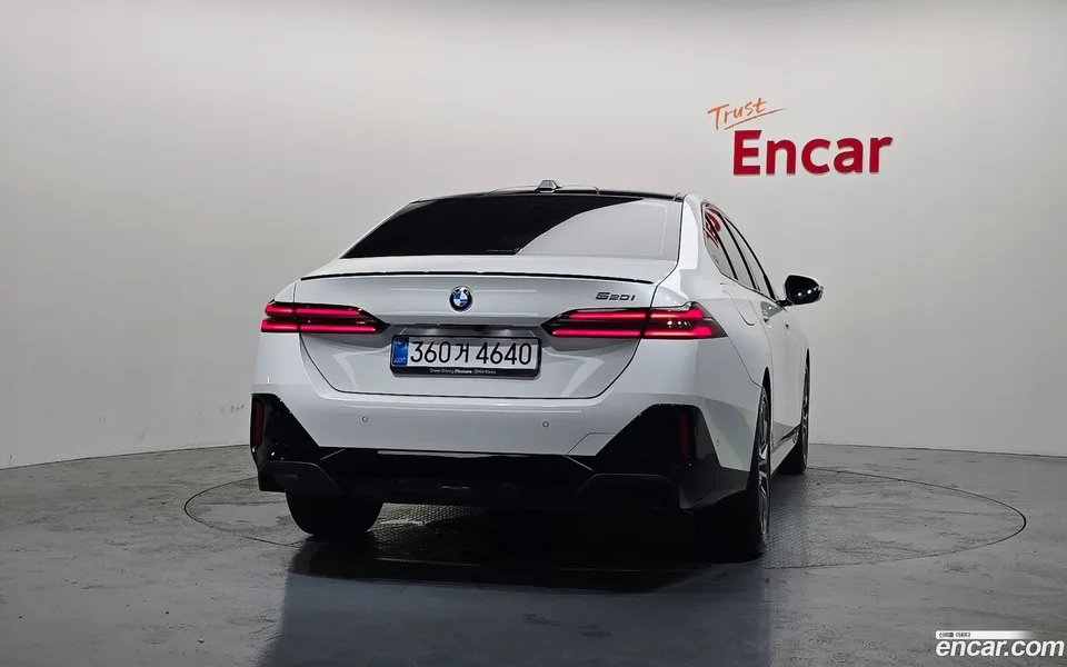 BMW 5 Series 520i 2025 — thumbnail 4