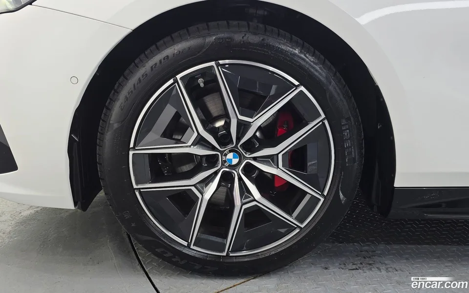 BMW 5 Series 520i 2025 — thumbnail 5