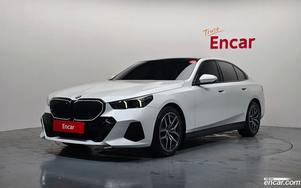 BMW 5 Series 520i 2025 — photo 1, buy with delivery to Moscow