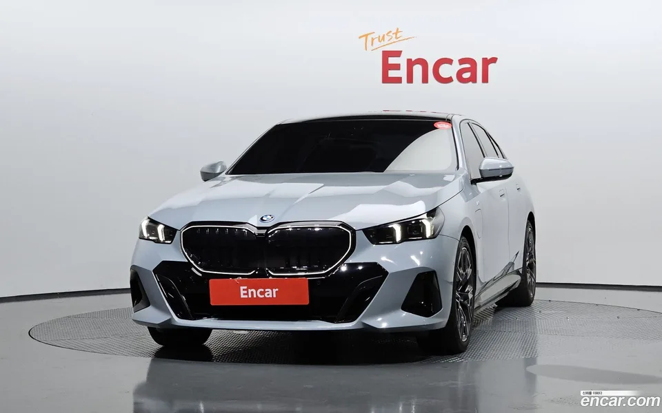 BMW 5 Series 530e xDrive M 2025 — thumbnail 3