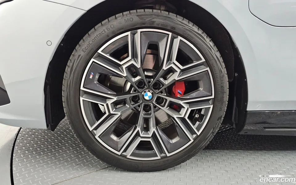 BMW 5 Series 530e xDrive M 2025 — thumbnail 5
