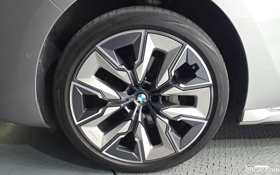 BMW 7 Series 740d xDrive 2024 — thumbnail 2