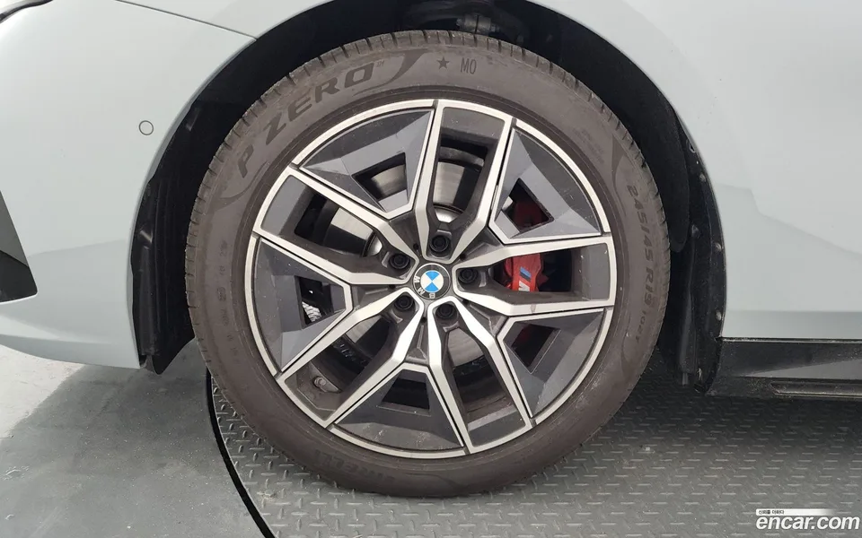 BMW 5 Series 520i 2025 — thumbnail 5