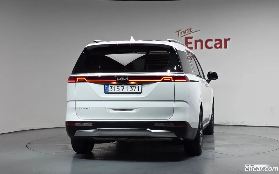 Kia Carnival 7 2023 — thumbnail 4